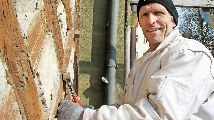 Peter Hofmann saniert sein neues Heim. Er entfernt Nägel aus dem Fachwerk des 1688 erbauten Hauses. Fotos: Thomas Heuchling