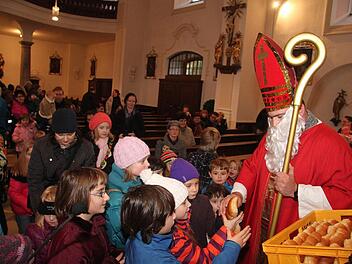 Wenn der Heilige Nikolaus Weckla verteilt, strömen die Stadtsteinacher Kinder vom Weihnachtsmarkt in die Kirche. Fotos: Sonja Adam