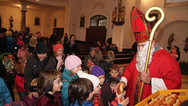 Wenn der Heilige Nikolaus Weckla verteilt, strömen die Stadtsteinacher Kinder vom Weihnachtsmarkt in die Kirche. Fotos: Sonja Adam