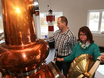 An der großen Brennanlage, den kupfernen Brennblasen "Pot stills", mit ihren 52 Plomben brennen Thomas und Petra Fleischmann den Whisky. Foto: Barbara Herbst