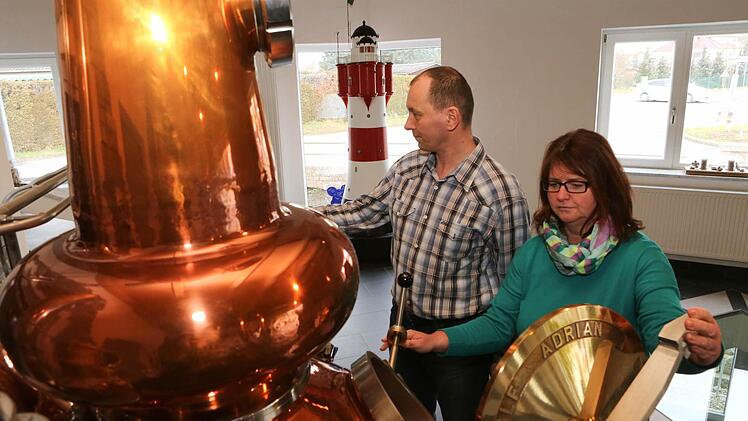 An der großen Brennanlage, den kupfernen Brennblasen "Pot stills", mit ihren 52 Plomben brennen Thomas und Petra Fleischmann den Whisky. Foto: Barbara Herbst