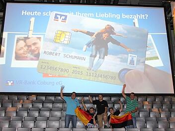 Die Leinwand hängt, das Bild ist scharf - die beiden Radio-Eins-Kollegen Thomas Apfel (links) und Thomas Auer (rechts) jubeln mit den Technikern um die Wette. Fotos: Ulrike Nauer