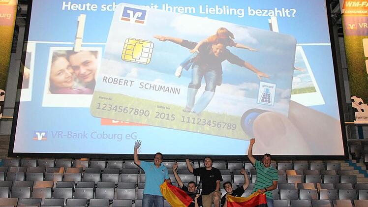 Die Leinwand hängt, das Bild ist scharf - die beiden Radio-Eins-Kollegen Thomas Apfel (links) und Thomas Auer (rechts) jubeln mit den Technikern um die Wette. Fotos: Ulrike Nauer