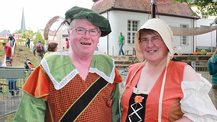 Manfred Fausten und Gabi Rögner ließen sich das bunte Treiben im Kostüm nicht entgehen.