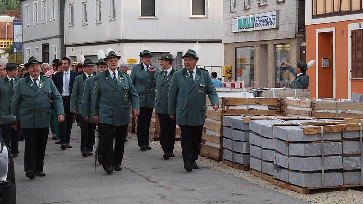 Durch die Baustelle: Die Schützen nahem den Weg durch die Baustelle in der Coburger Straße mit Humor.