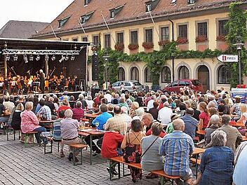 Viel Zuspruch: Der ganze Marktplatz wurde am Freitag von den hunderten Besuchern des Konzertes des Bamberger Kammerorchesters eingenommen. Foto: Alfred Thieret