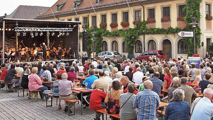 Viel Zuspruch: Der ganze Marktplatz wurde am Freitag von den hunderten Besuchern des Konzertes des Bamberger Kammerorchesters eingenommen. Foto: Alfred Thieret