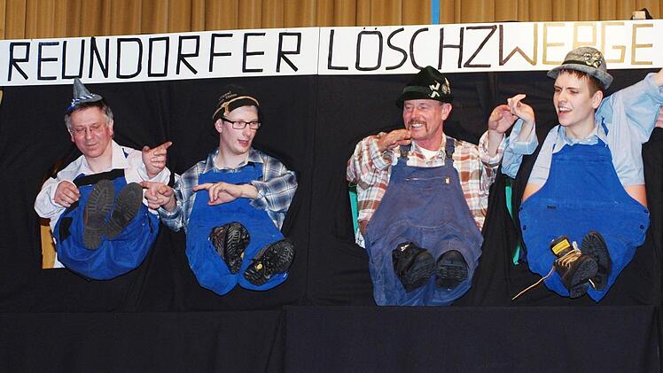 Richard Krapp, Tim Hallermeier, Stefan Seelmann und Tobias Habermann (von links) von der Freiwilligen Feuerwehr traten als Reundorfer Löschzwerge in Erscheinung, wobei sie ihre Hände zu ihren Füßen umfunktionierten, während die Hände von vier Kameraden hinter der Rückwand stammten. Foto: Alfred Thieret
