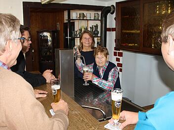 Seit Jahrzehnten zapft Alma Bott im Gasthaus "Zum Hirschen" das Bier, auch wenn es heute ihre Tochter Christa Mohr führt. Foto: Ralf Ruppert