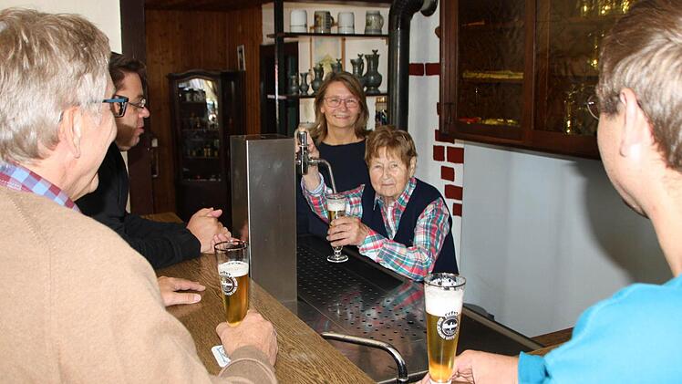 Seit Jahrzehnten zapft Alma Bott im Gasthaus "Zum Hirschen" das Bier, auch wenn es heute ihre Tochter Christa Mohr führt. Foto: Ralf Ruppert
