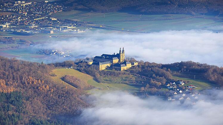 Der Nebel umfasst Kloster Banz. Foto: Ingo Bäuerlein