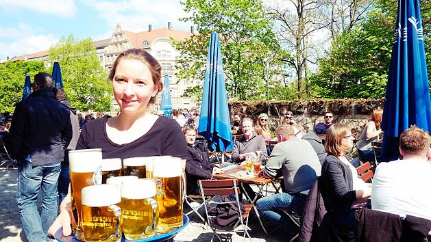 Krakauer Turm: Biergarten auf alter Burgmauer mit frischen Bierspezialit&auml;ten aus Franken Foto: Nikolas Pelke