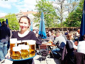 Krakauer Turm: Biergarten auf alter Burgmauer mit frischen Bierspezialitäten aus Franken Foto: Nikolas Pelke