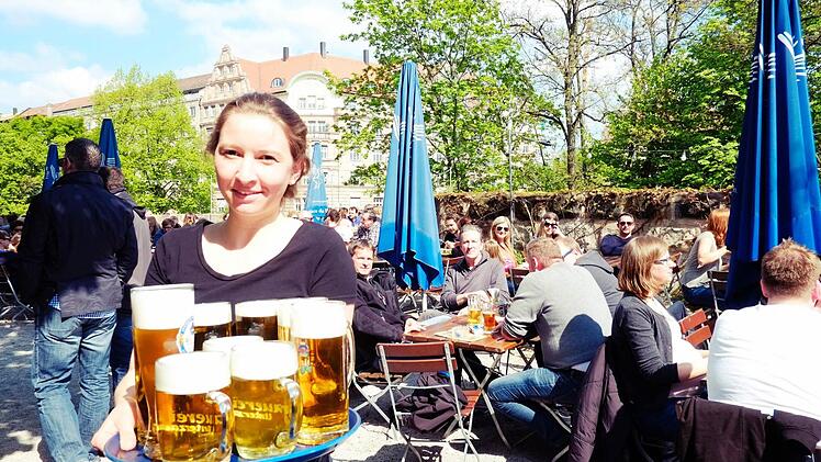 Krakauer Turm: Biergarten auf alter Burgmauer mit frischen Bierspezialitäten aus Franken Foto: Nikolas Pelke