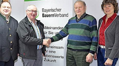 Heinrich Bätz ist ein Mann des Ehrenamtes und hat sich im BBV große Verdienste erworben (von links): Harald Käppel (Geschäftsführer BBV), Kreisobmann Erwin Schwarz, Heinrich Bätz, Kreisbäuerin Rosa Zehnter. Foto: eh