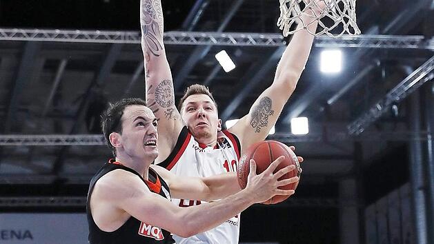 Mutig attackiert der Ex-Bamberger Karsten Tadda (vorne) den Korb, obwohl Daniel Theis auf den Block lauert. Fotos: Daniel L&ouml;b