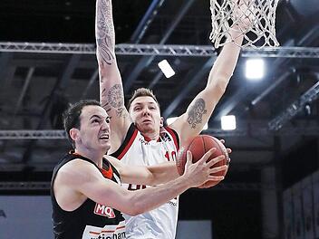 Mutig attackiert der Ex-Bamberger Karsten Tadda (vorne) den Korb, obwohl Daniel Theis auf den Block lauert. Fotos: Daniel Löb