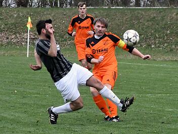 Lauters Martin Kleinhenz (links) versucht in unserer Spielszene Schondras Timo Schneider vom Ball zu trennen. Gelungen ist es nicht, Schneider erzielte das 1:0 für sein Team.  Foto: Hopf