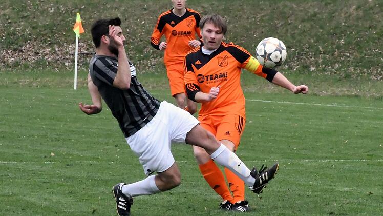 Lauters Martin Kleinhenz (links) versucht in unserer Spielszene Schondras Timo Schneider vom Ball zu trennen. Gelungen ist es nicht, Schneider erzielte das 1:0 für sein Team.  Foto: Hopf