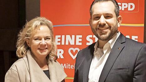 Alexandra Hiersemann ist SPD-Kandidatin f&uuml;r den Landtag, Christian St&ouml;cker aus Herzogenaurach kandidiert f&uuml;r den Bezirkstag. Foto: P. Ferry