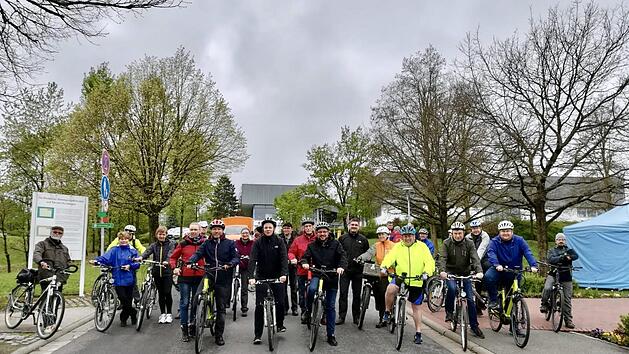 Gl&uuml;ckliche Radfahrer: Coburgs Landrat Sebastian Straubel, Bad Rodachs B&uuml;rgermeister Tobias Ehrlicher und der Vorsitzende der Initiative Rodachtal, Ahorns B&uuml;rgermeister Martin Finzel, (Mitte, von rechts) f&uuml;hrten den Tross der insgesamt rund 80 Teilnehmer des Anradelns an. Foto: Martina Rohner