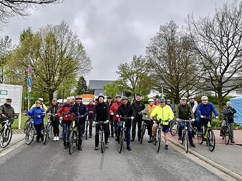 Gl&uuml;ckliche Radfahrer: Coburgs Landrat Sebastian Straubel, Bad Rodachs B&uuml;rgermeister Tobias Ehrlicher und der Vorsitzende der Initiative Rodachtal, Ahorns B&uuml;rgermeister Martin Finzel, (Mitte, von rechts) f&uuml;hrten den Tross der insgesamt rund 80 Teilnehmer des Anradelns an. Foto: Martina Rohner