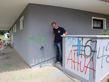 SpVgg-Vorsitzender Bernd Herberger ärgert sich über die Schmierereien auf dem Vereinsgelände in Etzelskirchen.  Fotos: Andreas Dorsch