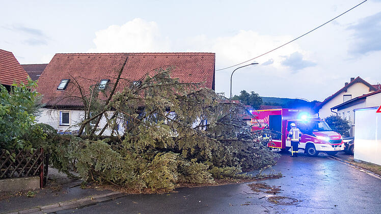 Umgestürzte Bäume und abgedeckte Häuser: Schwere Unwetter im Landkreis Bamberg