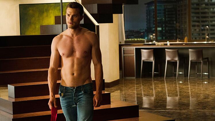 Gut gebaut und in Jeans darf sich Jamie Dornan im letzten Teil der "Fifty Shades of Grey"-Reihe nicht nur einmal pr&auml;sentieren.