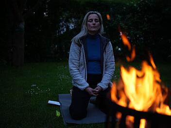 Die Reportage-Reihe "Echtes Leben" begleitet Bianca Kern bei ihrer schamanischen Ausbildung, die auch ein Feuerritual beinhaltet.