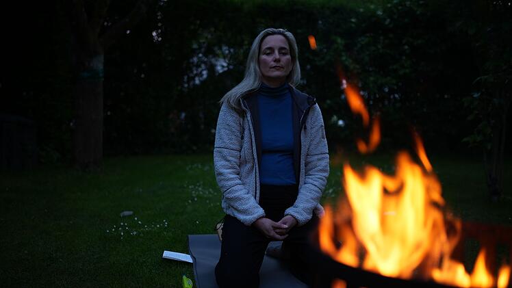 Die Reportage-Reihe "Echtes Leben" begleitet Bianca Kern bei ihrer schamanischen Ausbildung, die auch ein Feuerritual beinhaltet.
