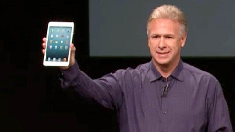 Phil Schiller, Marketingchef von Apple, steht am 23.10.2012 bei einer Produktpräsentation seiner Firma in San Jose auf der Bühne und zeigt das neue iPad mini. Screenshot: Apple, dpa