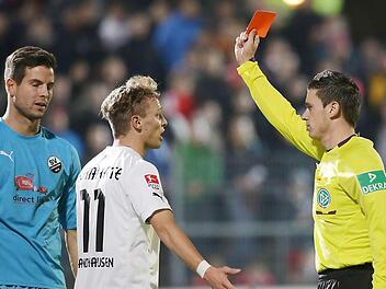 Im Zweitliga-Spiel SV des Sandhausen gegen Hertha BSC Berlin musste Christian Dietz dem Sandhausener Torwart Michael Langer (links) die Rote Karte zeigen. Foto: Deines