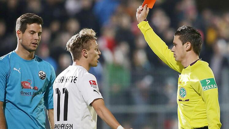 Im Zweitliga-Spiel SV des Sandhausen gegen Hertha BSC Berlin musste Christian Dietz dem Sandhausener Torwart Michael Langer (links) die Rote Karte zeigen. Foto: Deines