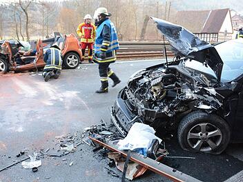 Zu einem schweren Verkehrsunfall kam es am Samstag auf der B298 bei Kauerndorf in Höhe der Forstlasmühle. Foto: Dagmar Besand