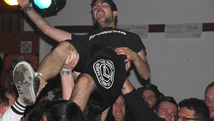 Die Stagediver waren beim Seubersdorfer Scheunafestival in ihrem Element.