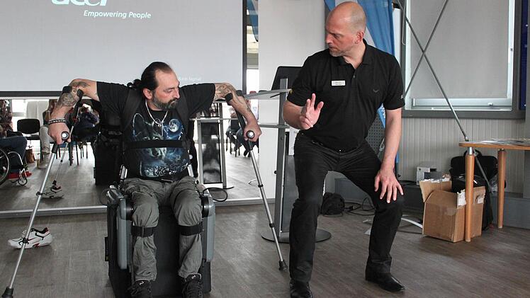 Die Einweisung ist wichtig, um Stürze beim Aufstehen durch erlernte Technik zu verhindern. Ronny Berger (l.) hört gut zu und hat in Zukunft mit dem Rewalk noch häufiger zu tun. Foto: Markus Häggberg