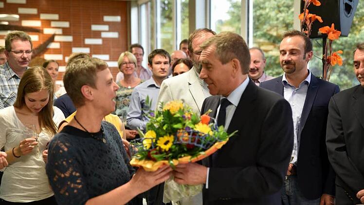 Otto Kirchner bedankte sich bei der Wiedereröffnung bei Innenarchitektin Ursula Sauer-Hauck für ihr großes Engagement in der Umbauphase mit einem Blumenstrauß