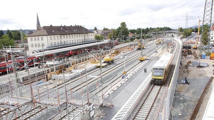 Ab Ende August werden Nahverkehrszüge in Richtung Bamberg am Bahnsteig 3 in Forchheim halten. Die provisorische Brücke am Forchheimer Bahnhof wird wieder abgebaut und der Fußgängertunnel geöffnet. Foto: Josef Hofbauer