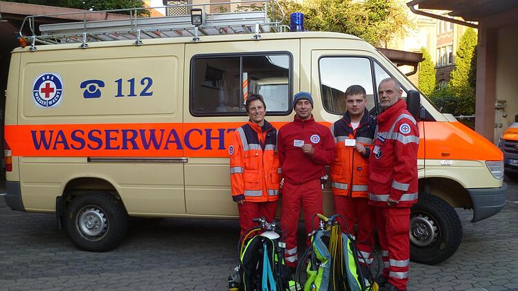 Freude über zwei neue Rettungstaucher:  Jennifer Weber (stellvertretende Vorsitzende Wasserwacht OG Bad Kissingen), Alexander Reiher, Philipp Bohatsch und Bernhard Bohatsch (Technischer Leiter Wasserwacht OG Bad Kissingen). Foto: Monika Bohatsch