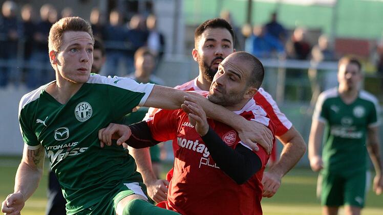 Neudrossenfelds Sascha Engelhardt (links) setzt sich gegen Yasar Kaya (SC Feucht) durch. Das Hinspiel in Neudrossenfeld endete 1:1.  Foto: Peter Mularczyk/Archiv