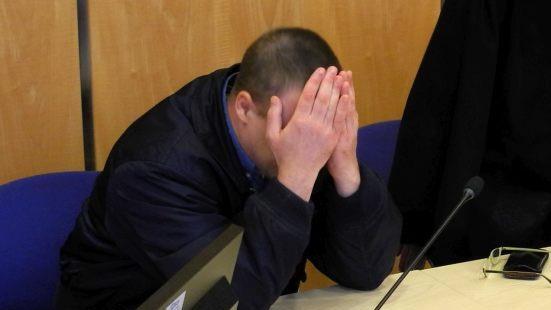 Der 39-jährige Angeklagte sitzt auf der Anklagebank im Landgericht Coburg. Er soll im Drogenrausch mit seinem Lastwagen durch Franken gerast sein, dabei Autos demoliert und sich eine Verfolgungsjagd mit der Polizei geliefert haben. Foto: Wera Engelhardt/dpa