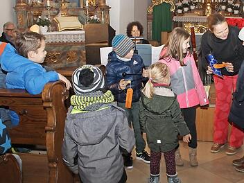 Ingrid Hausl (vorne) und Katharina Khodos banden die Kinder mit ein.