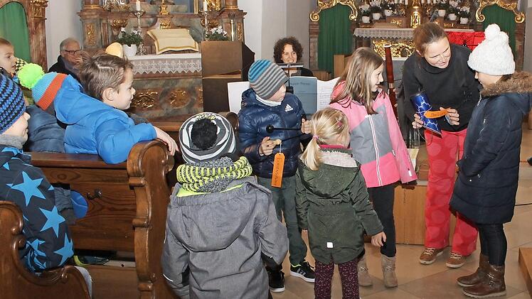 Ingrid Hausl (vorne) und Katharina Khodos banden die Kinder mit ein.