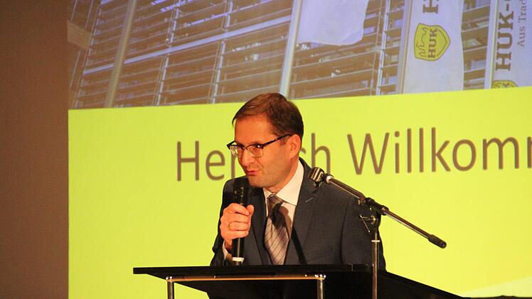 Der für Marketing und Vertrieb zuständige Vorstand der HUK-Coburg, Stefan Gronbach, sicherte die weitere Unterstützung als Hauptsponsor zu.Oliver Schmidt