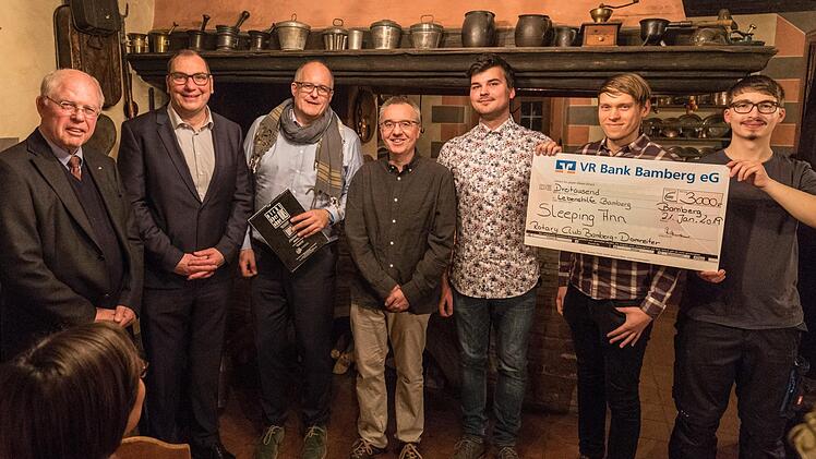 Einen Scheck &uuml;ber 3000 Euro erhielt die Band "Sleeping Ann" vom Rotary-Club Bamberg-Domreiter. Foto: privat