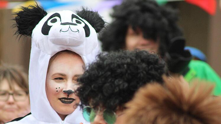 Nanu, ein Panda-Bär mit roten Fingernägeln? Was es im Fasching nicht alles gibt.