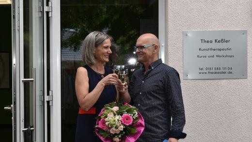 Die Vorsitzenden des Vereins "Erlebenskunst", Thea Kessler, und Bernhard Gößmann-Schmitt stoßen auf die gelungene Eröffnung der Kunstwoche in Ramsthal an.Foto: Andreas Lomb