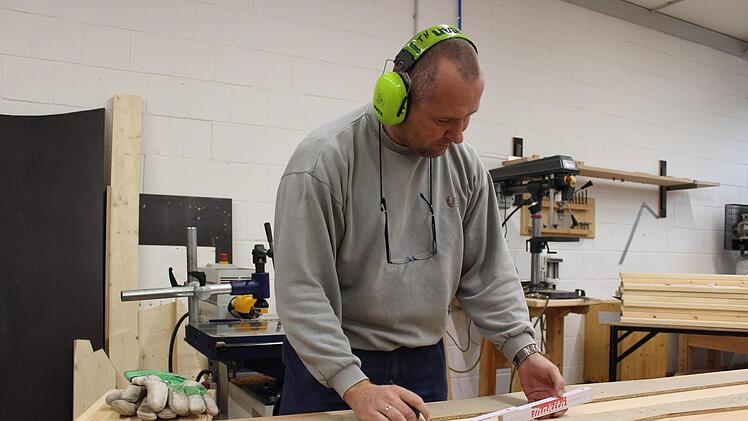 Anstatt Salz auf Kronachs Straßen zu streuen, stellt Thomas Hohner Ersatzteile für die Geräte auf den Spielplätzen her. Foto: Cindy Dötschel