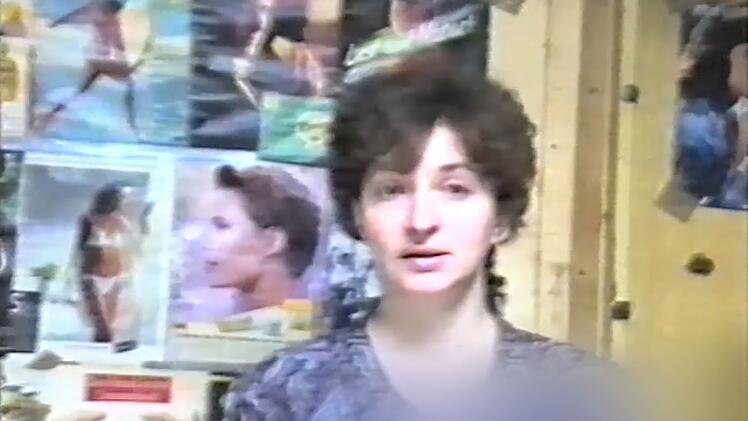 Alisas Mutter Dana Anfang der 90er-Jahre. Ihre Tochter hat sie sicherheitshalber nach Serbien zu den Großeltern geschickt. Dana, eine Serbin, und ihr bosnischer Mann trennen sich. Doch auch sie grüßt die Tochter ab und zu auf den Videos ihres Ex-Mannes aus der späteren Todeszone.